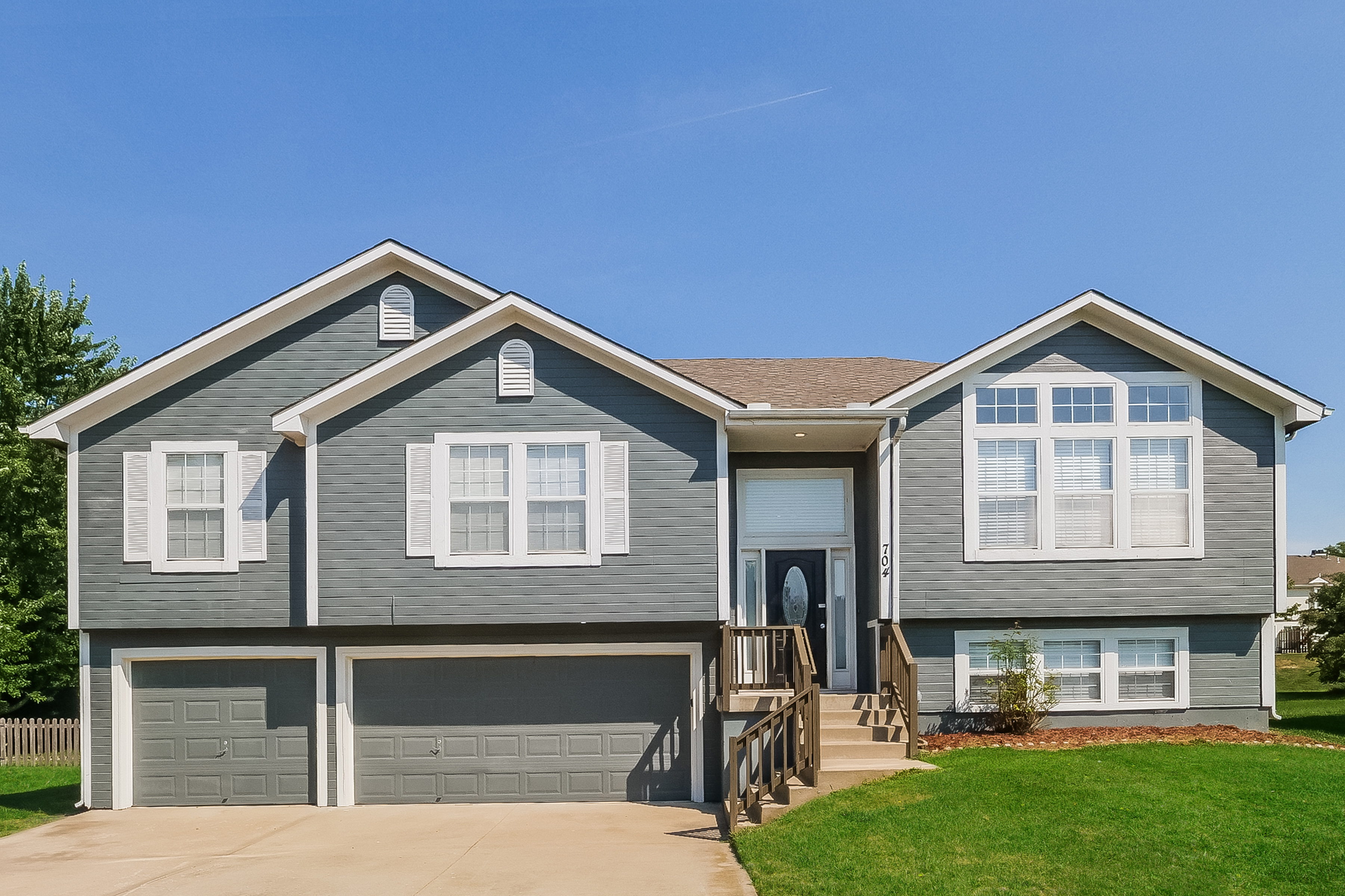 704 S E 15TH ST LEES SUMMIT, MO 64081